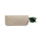 Custodia protettiva per occhiali da sole firmata zo-oz, realizzata in semilpelle beige, con occhiali da sole Pop verde. 