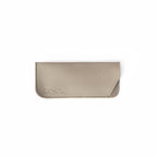 Custodia protettiva per occhiali da sole firmata zo-oz, realizzata in semilpelle colore beige.