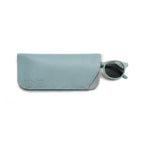 Custodia protettiva per occhiali da sole firmata zo-oz, realizzata in semilpelle blue, con occhiali da sole Pop blu. 