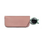 Custodia protettiva per occhiali da sole firmata zo-oz, realizzata in semilpelle rosa, con occhiali da sole Bam verde. 
