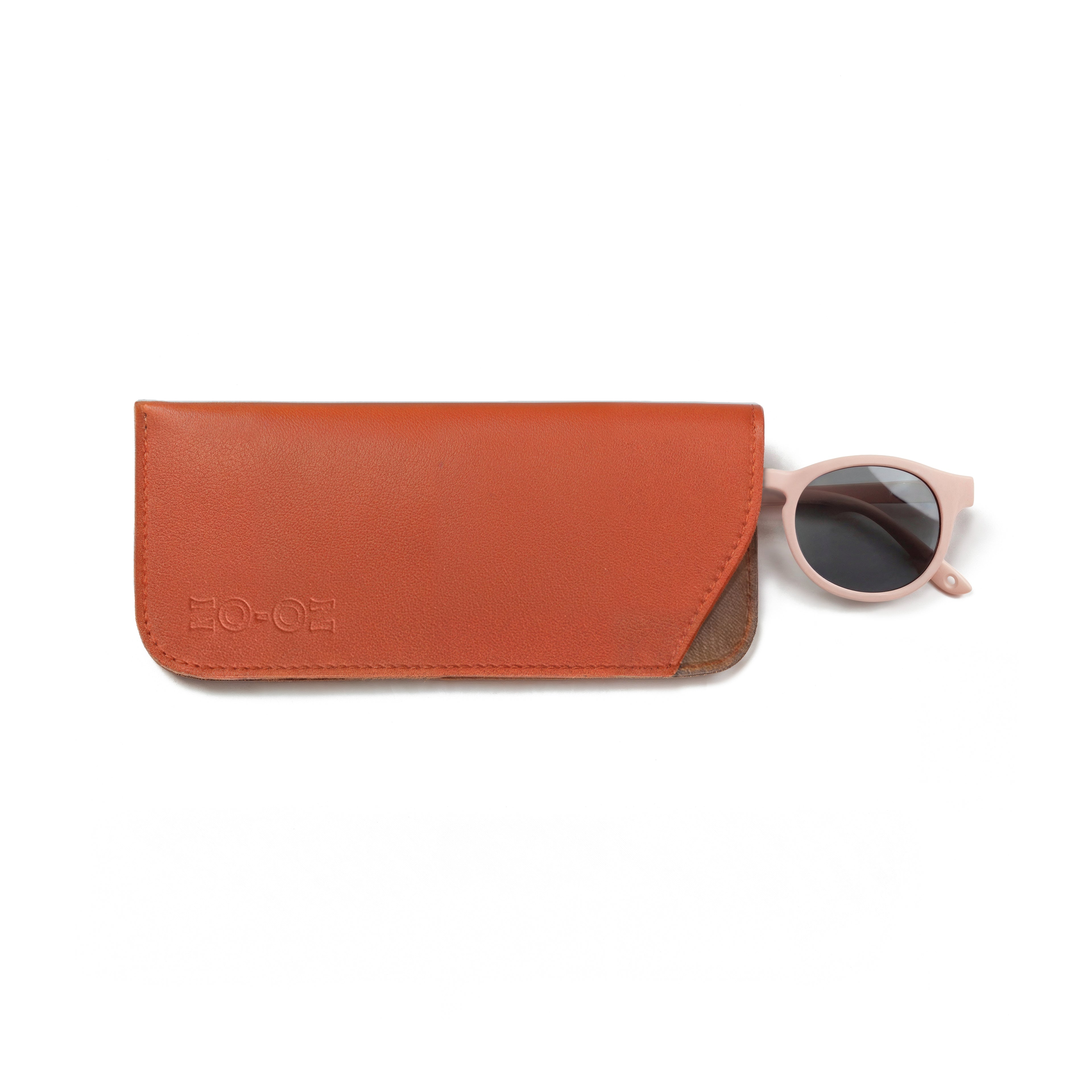 Custodia protettiva per occhiali da sole firmata zo-oz, realizzata in semilpelle rosso, con occhiali da sole Pop rosa. 