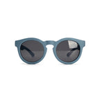 Occhiali da sole zo-oz stile pantos modello Beep blu opaco per bambini 3-5 anni. Inquadratura frontale con le aste aperte appoggiate su una superficie.