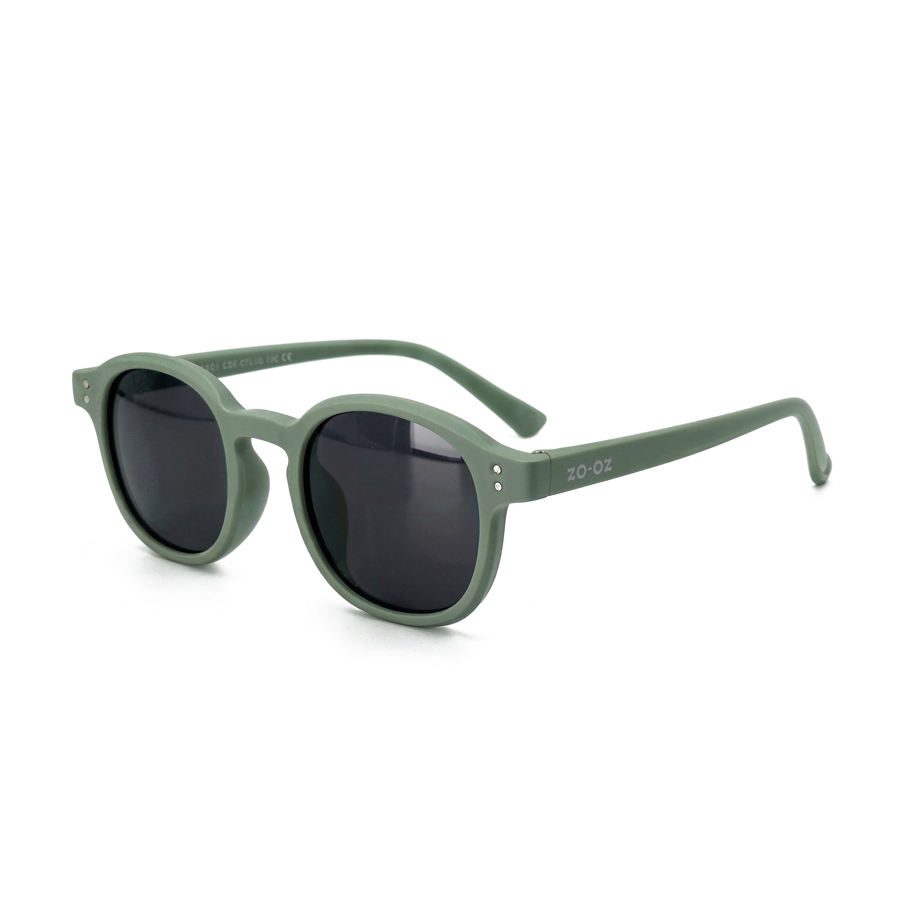 Occhiali da sole zo-oz stile pantos modello Buzz verde opaco per bambini 6-12 anni. Inquadratura laterale in prospettiva con le aste aperte appoggiate su una superficie.