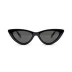 Occhiali da sole zo-oz stile cat-eye modello Meow nero lucido per bambini 6-12 anni. Inquadratura frontale con le aste aperte appoggiate su una superficie.