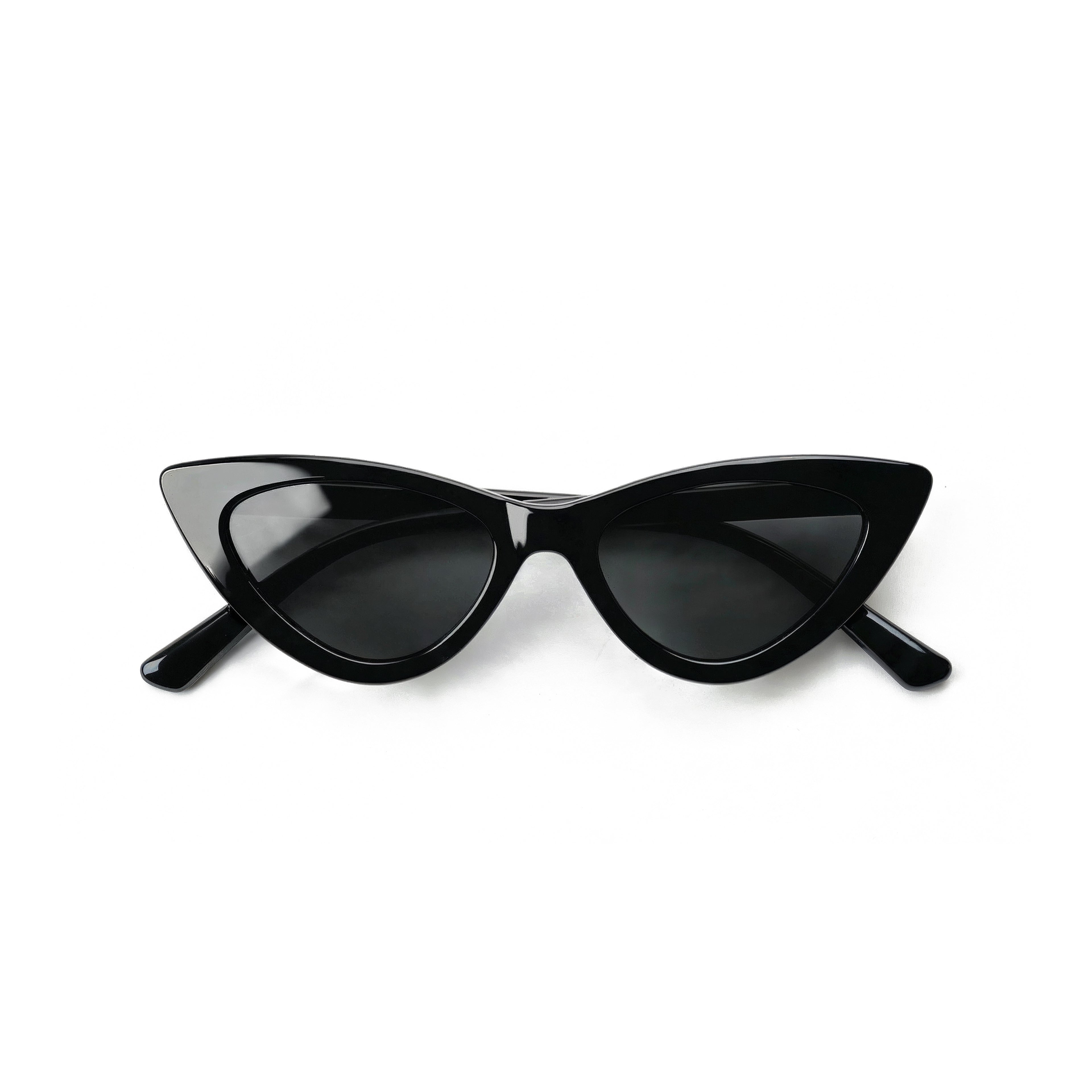 Occhiali da sole zo-oz stile cat-eye modello Meow nero lucido per bambini 6-12 anni piegati e fotografati dall'alto.