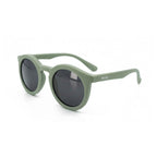 Occhiali da sole zo-oz stile pantos modello Snap verde opaco per bambini 6-12 anni. Inquadratura laterale in prospettiva con le aste aperte appoggiate su una superficie.