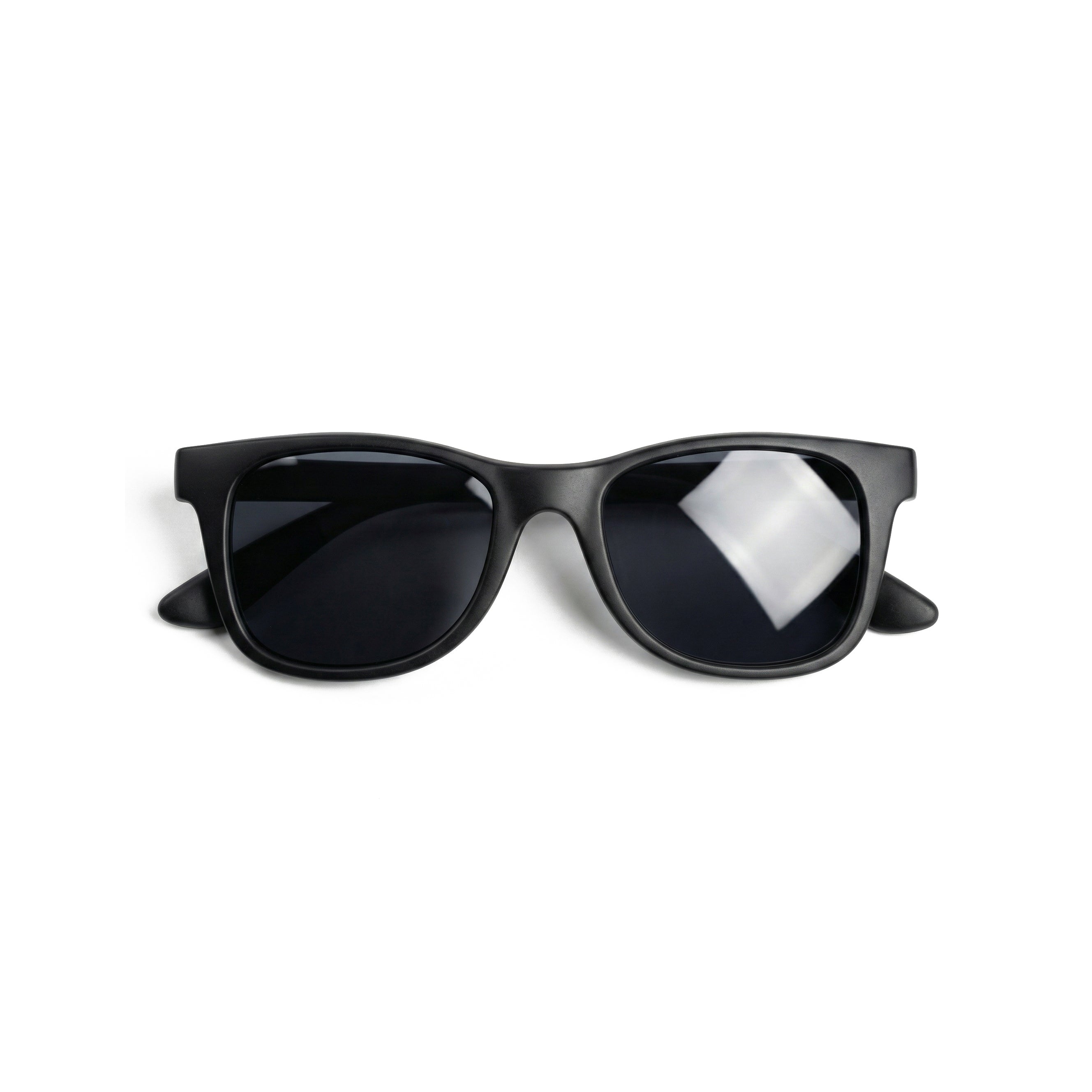 Occhiali da sole zo-oz stile wayfarer modello Splash nero opaco per bambini 3-5 anni piegati e fotografati dall'alto.