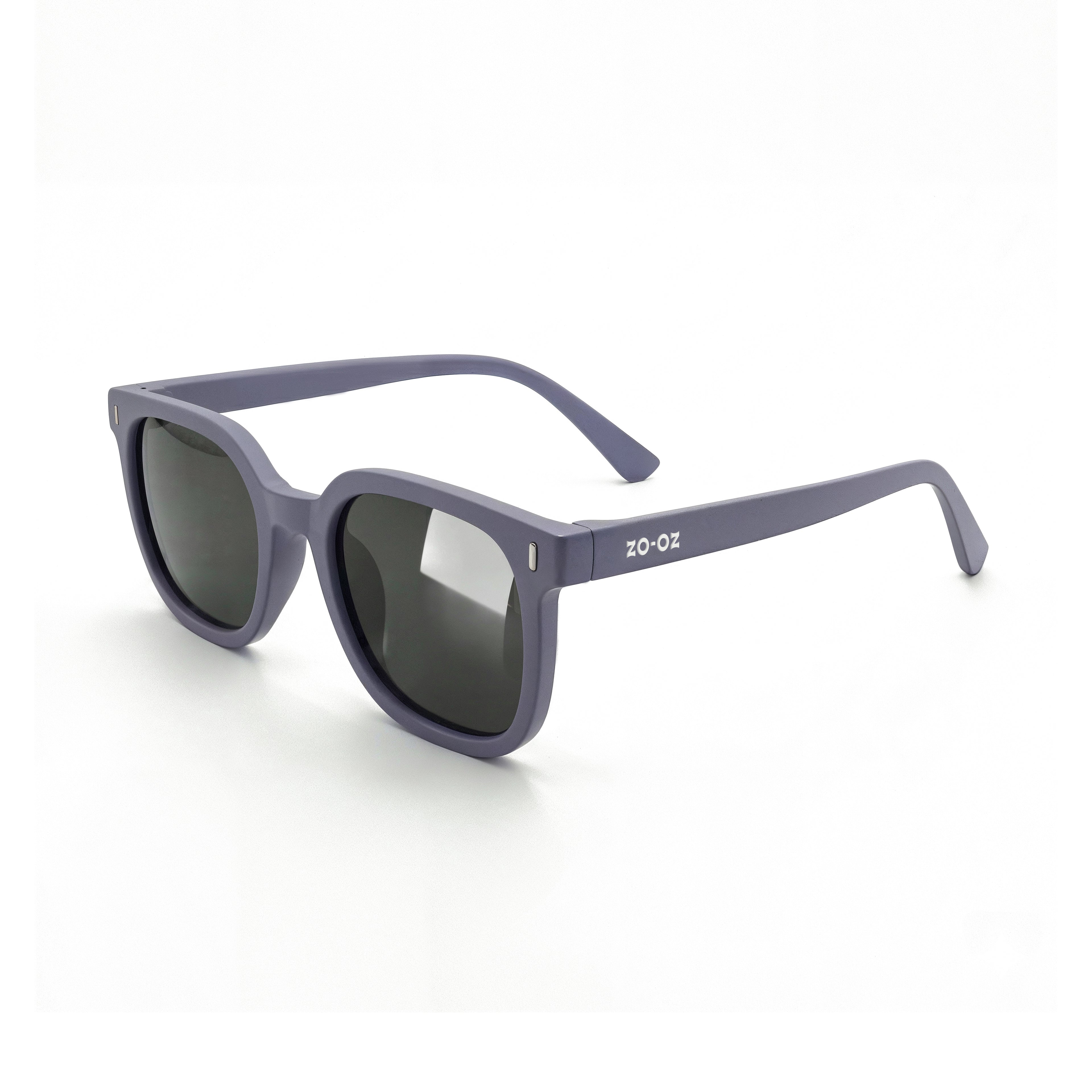 Occhiali da sole zo-oz stile wayfarer modello Zip blu opaco per bambini 6-12 anni. Inquadratura laterale in prospettiva con le aste aperte appoggiate su una superficie.