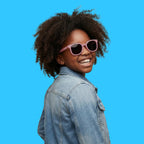 Bambina che indossa gli occhiali da sole neri modello Zip di zo-oz montatura stile Wayfarer. Vista laterale che mostra come calzano sul viso nella fascia 6-12 anni.
