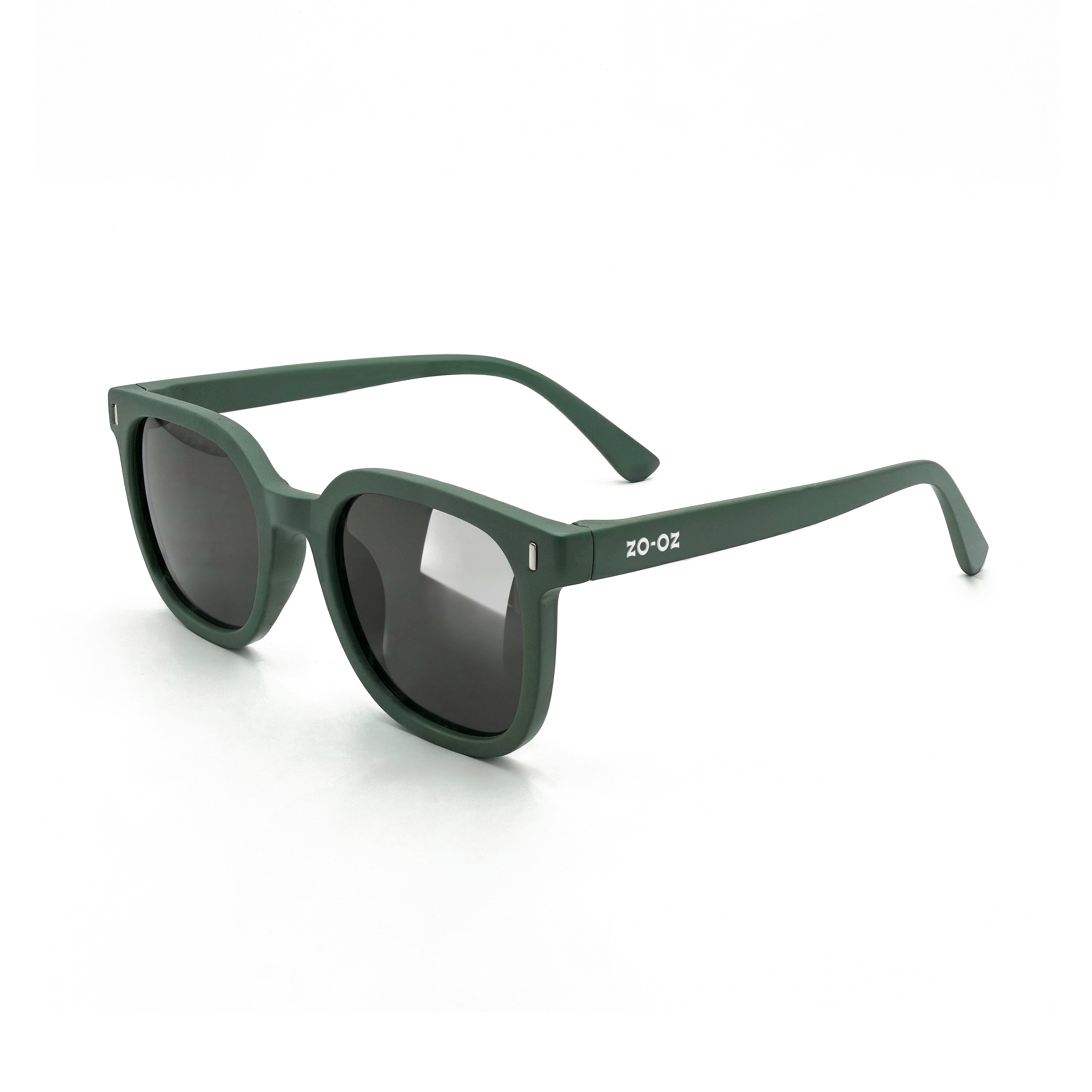 Occhiali da sole zo-oz stile wayfarer modello Zip verde opaco per bambini 6-12 anni. Inquadratura laterale in prospettiva con le aste aperte appoggiate su una superficie.